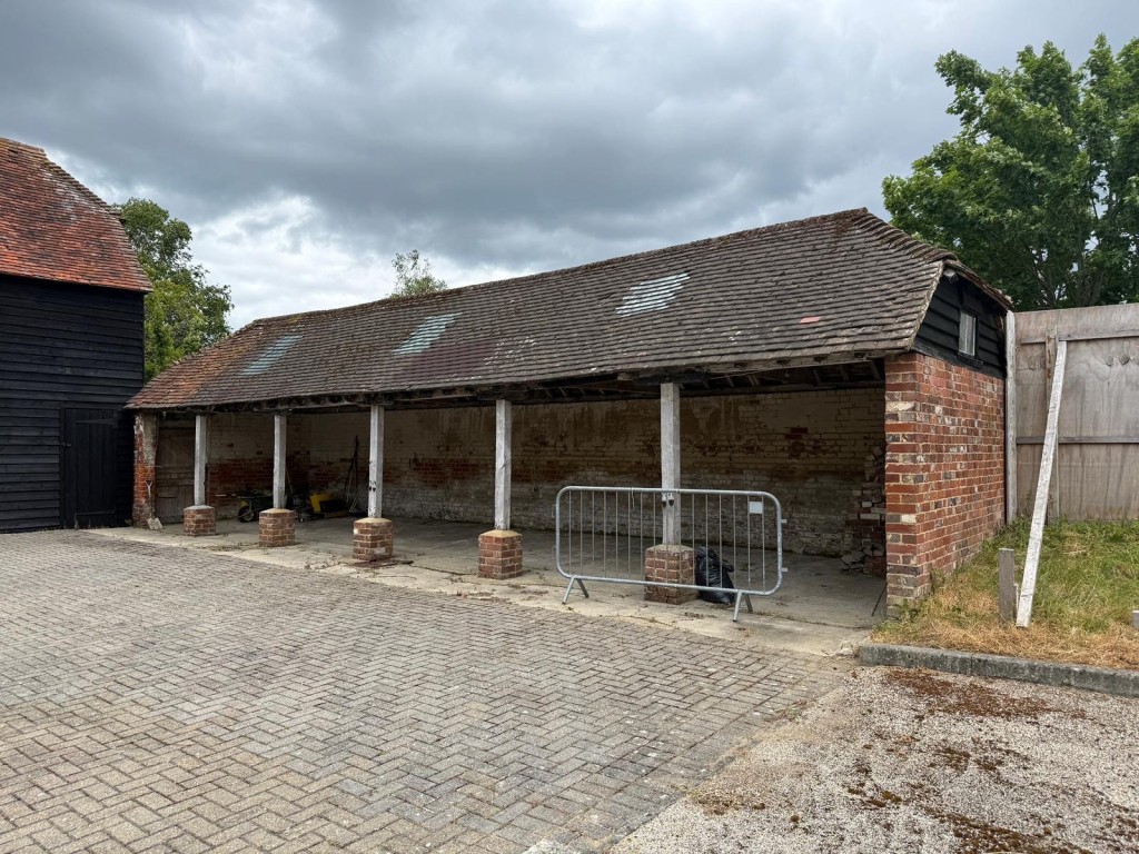 Lot: 67 - BARN AND CARPORT WITH PLANNING FOR FIVE-BEDROOM DETACHED HOUSE - Carport